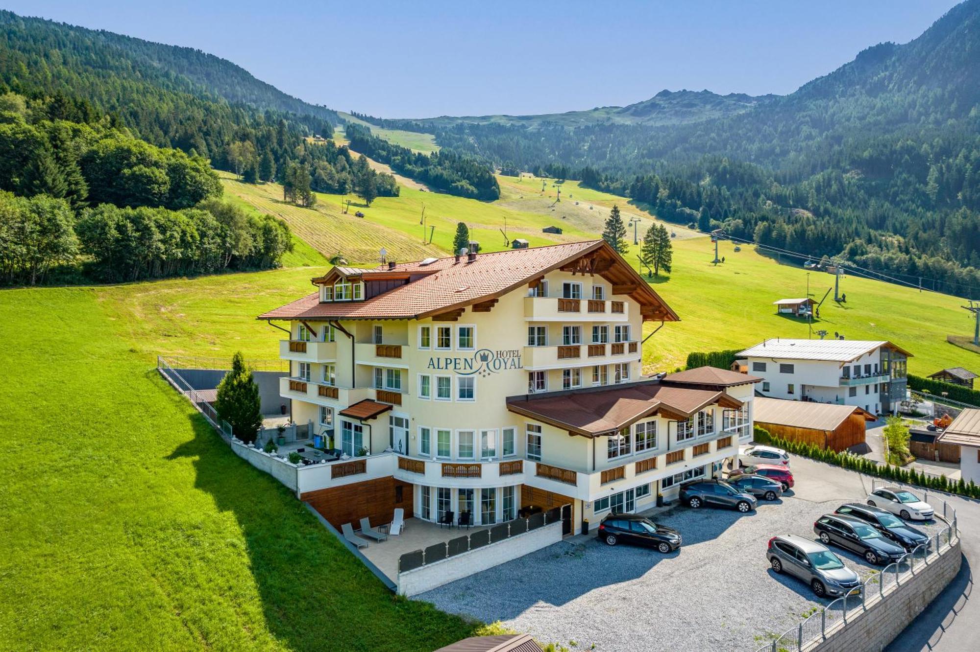 Hotel Alpen-Royal Йерценс Екстериор снимка